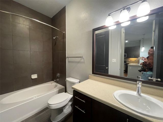 2525 Mccue St Road 313, Houston, TX 77056