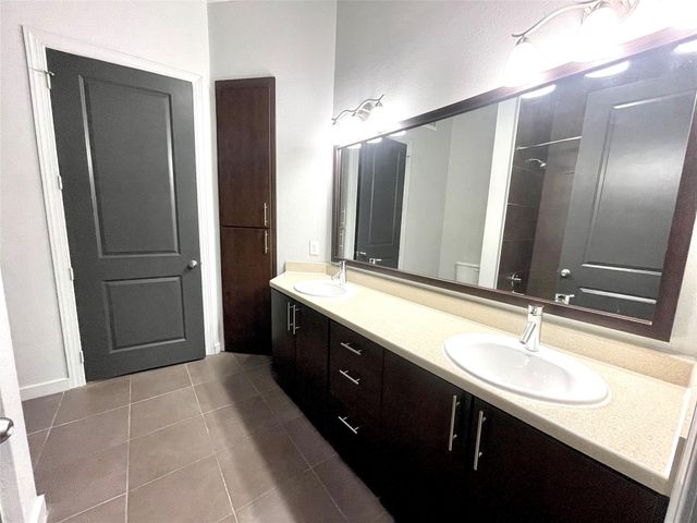 2525 Mccue St Road 313, Houston, TX 77056