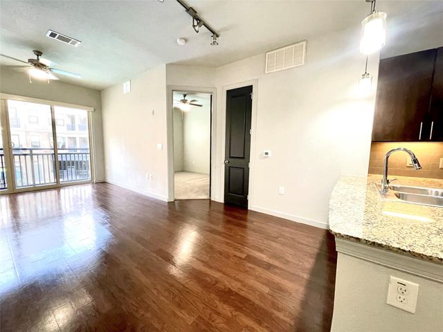 2525 Mccue St Road 313, Houston, TX 77056
