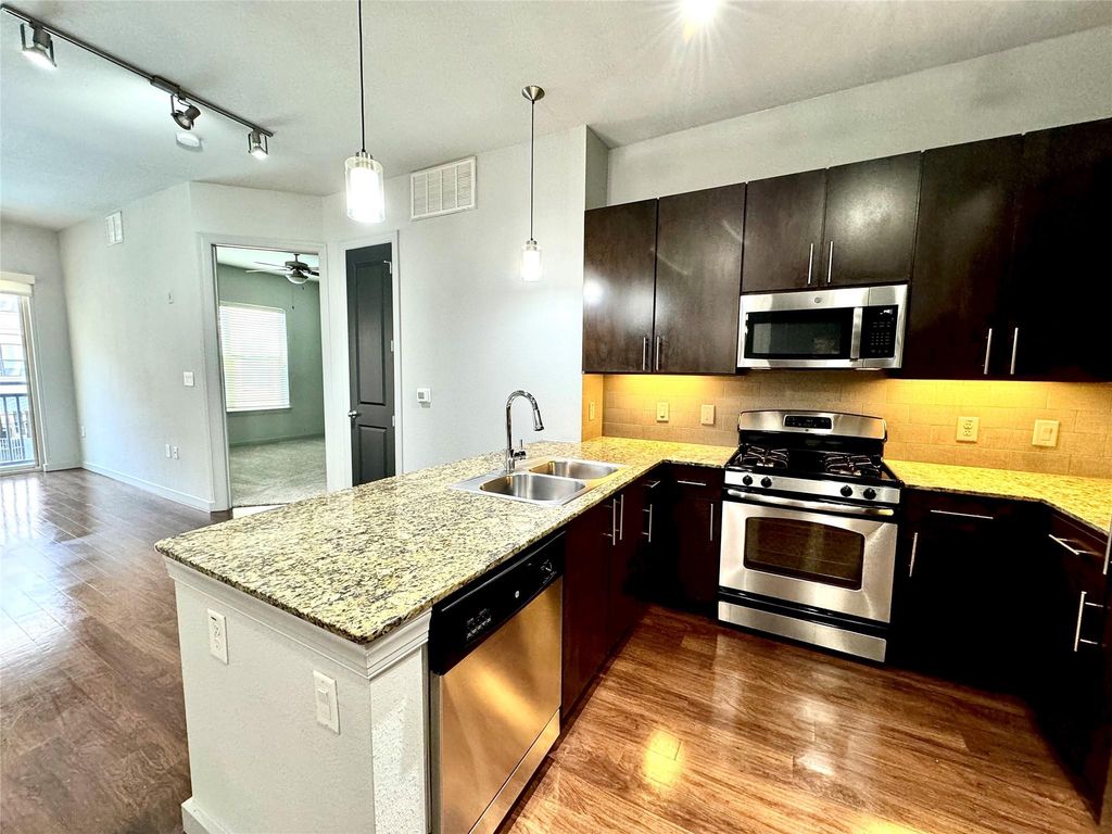 2525 Mccue St Road 313, Houston, TX 77056