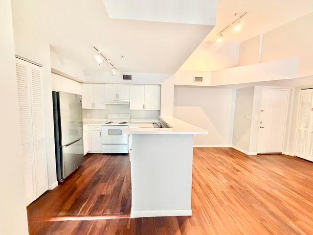 4856 N State Rd 7 1207, Coconut Creek, FL 33073