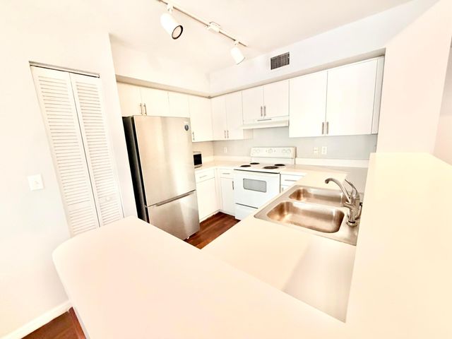4856 N State Rd 7 1207, Coconut Creek, FL 33073