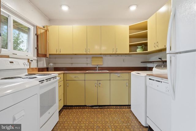 58 TRAIL RD, Levittown, PA 19056