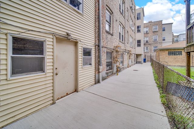 4834 W HENDERSON Street 1B, Chicago, IL 60641