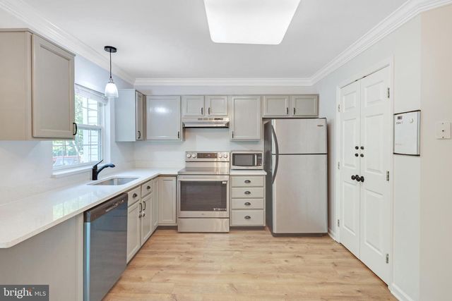 1832 TIGER LILY CIR, Woodbridge, VA 22192