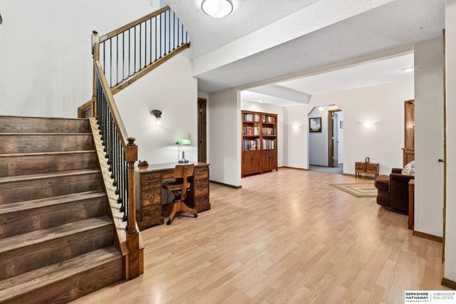 903 Ridgewood Court, Bellevue, NE 68005