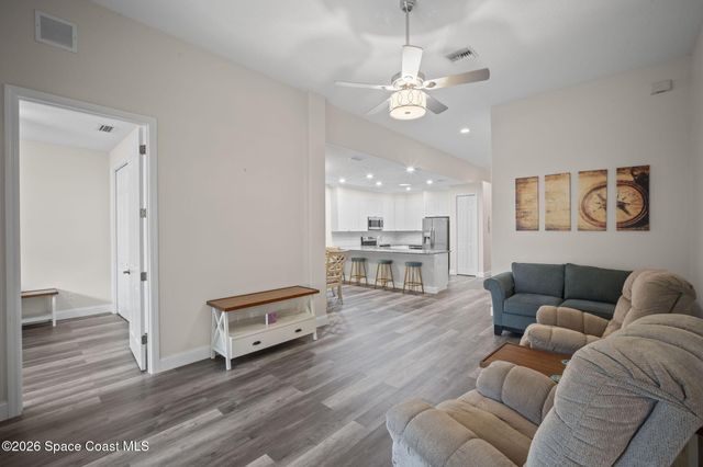 406 Pineapple Square SW, Vero Beach, FL 32962