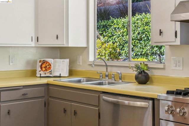 844 Blair Ave, Oakland, CA 94611