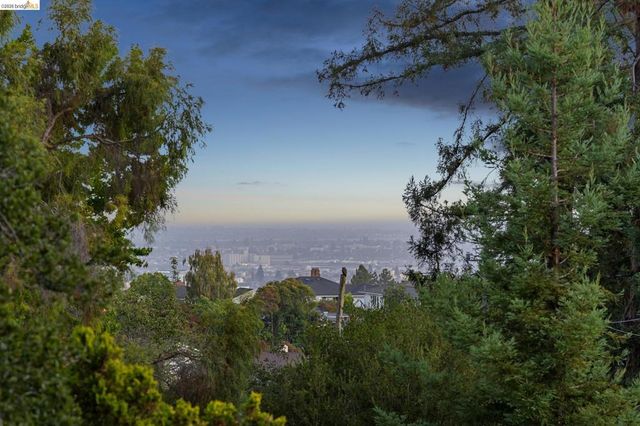 844 Blair Ave, Oakland, CA 94611