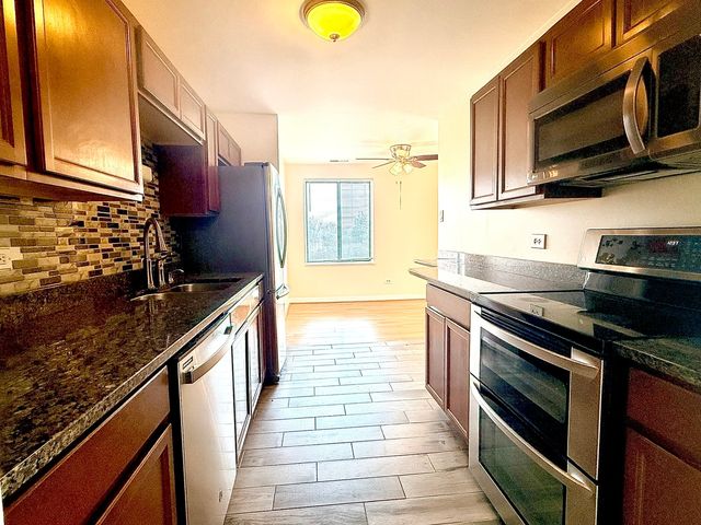 425 WALNUT CREEK Lane 1608, Lisle, IL 60532