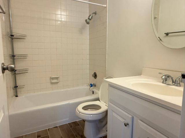 425 WALNUT CREEK Lane 1608, Lisle, IL 60532