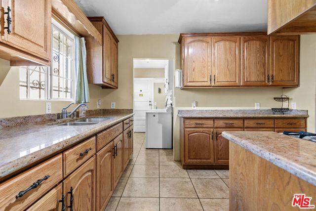 945 W 54th Street, Los Angeles, CA 90037