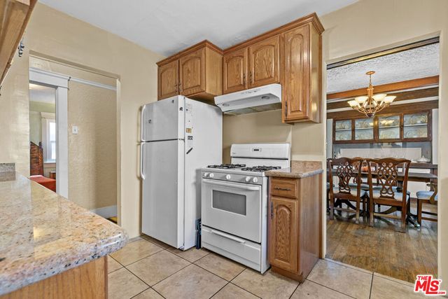 945 W 54th Street, Los Angeles, CA 90037