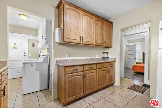 945 W 54th Street, Los Angeles, CA 90037