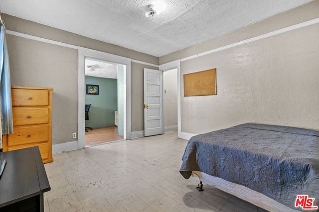 945 W 54th Street, Los Angeles, CA 90037