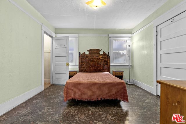 945 W 54th Street, Los Angeles, CA 90037