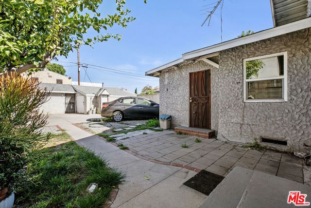945 W 54th Street, Los Angeles, CA 90037
