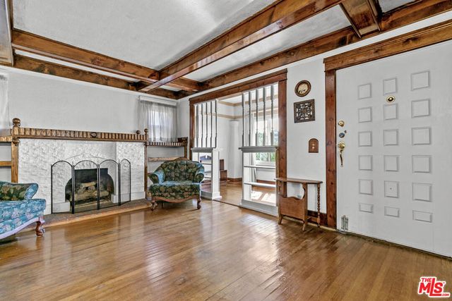 945 W 54th Street, Los Angeles, CA 90037