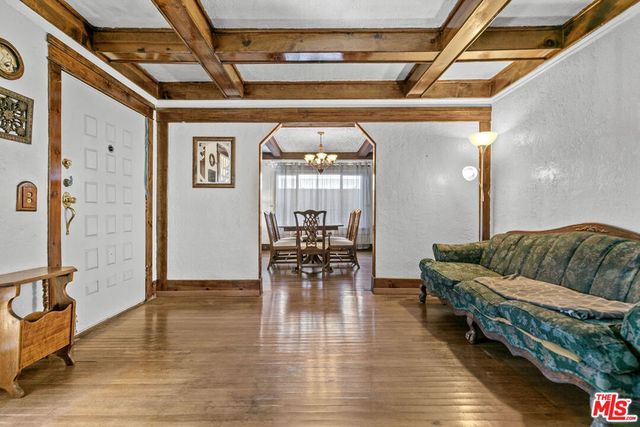 945 W 54th Street, Los Angeles, CA 90037