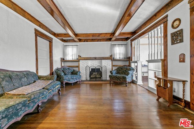 945 W 54th Street, Los Angeles, CA 90037