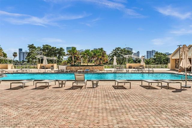 20329 W Country Club Dr TH10, Aventura, FL 33180