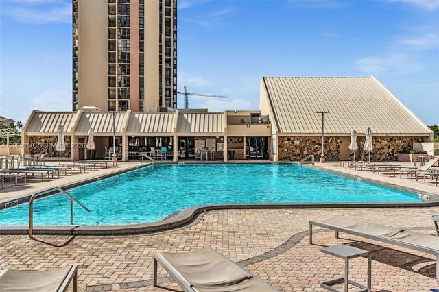 20329 W Country Club Dr TH10, Aventura, FL 33180