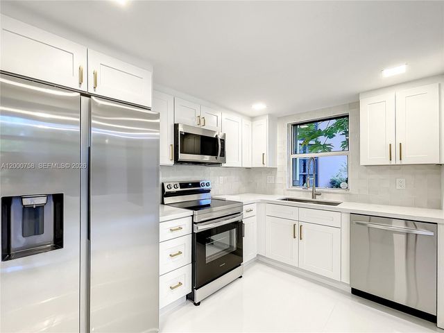 20329 W Country Club Dr TH10, Aventura, FL 33180