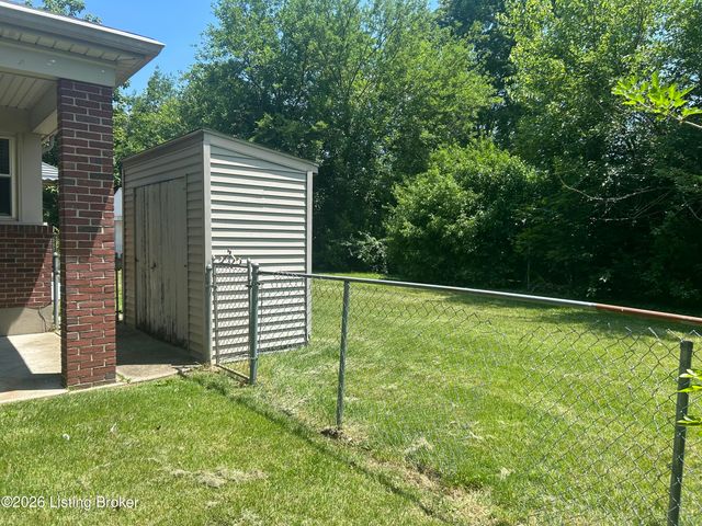 1908 Farrington Dr, Louisville, KY 40216