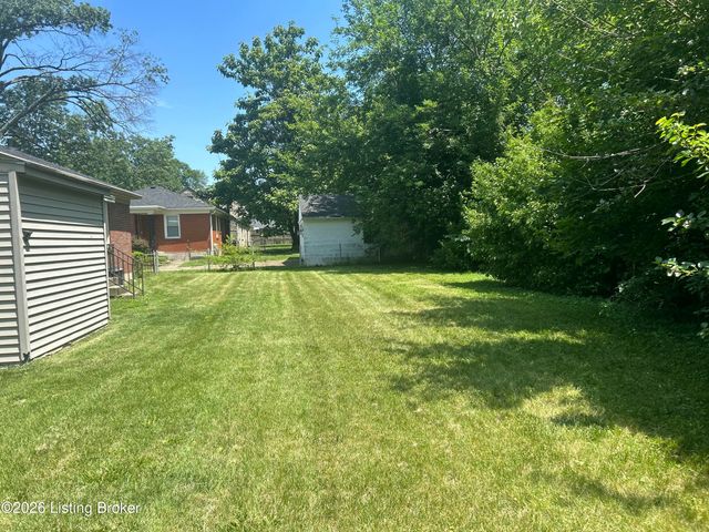 1908 Farrington Dr, Louisville, KY 40216