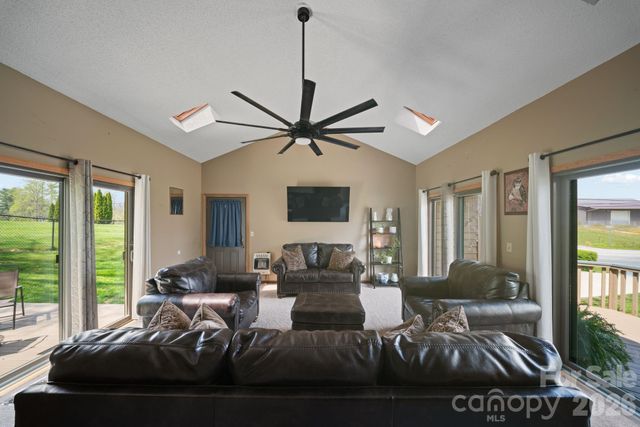100 Forest Park Drive, Hendersonville, NC 28792