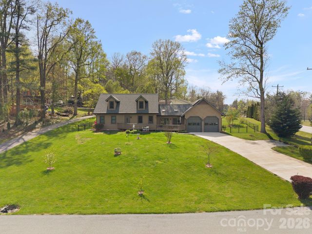 100 Forest Park Drive, Hendersonville, NC 28792