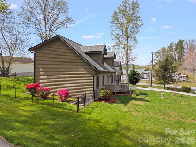 100 Forest Park Drive, Hendersonville, NC 28792