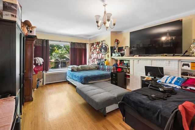 6630 N Maplewood Avenue, Chicago, IL 60645