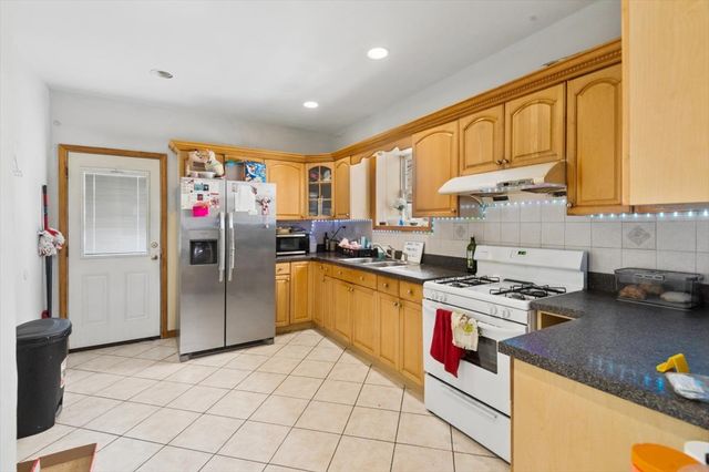 6630 N Maplewood Avenue, Chicago, IL 60645