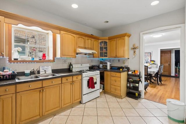6630 N Maplewood Avenue, Chicago, IL 60645