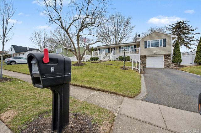 9 Boxwood Drive, Kings Park, NY 11754