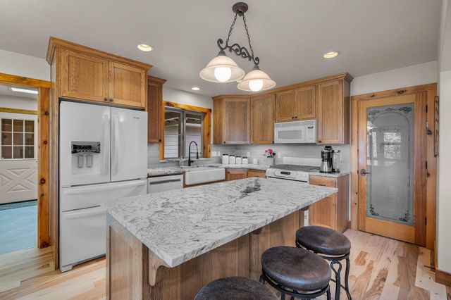 4690 W Antler Avenue, Redmond, OR 97756