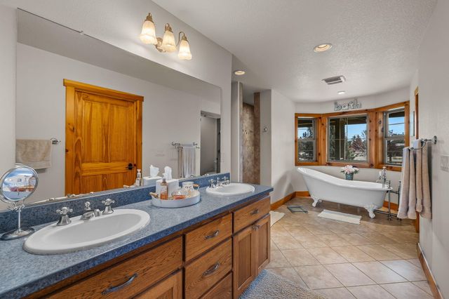 4690 W Antler Avenue, Redmond, OR 97756