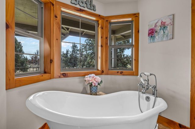 4690 W Antler Avenue, Redmond, OR 97756