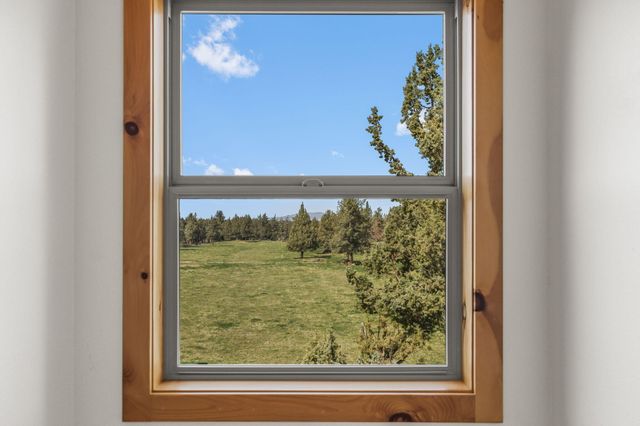 4690 W Antler Avenue, Redmond, OR 97756