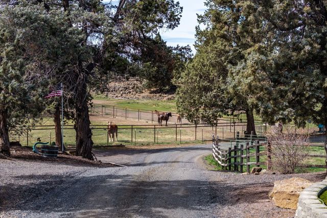 4690 W Antler Avenue, Redmond, OR 97756