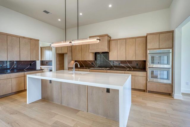 126 Via Roma CT, Horseshoe Bay, TX 78657