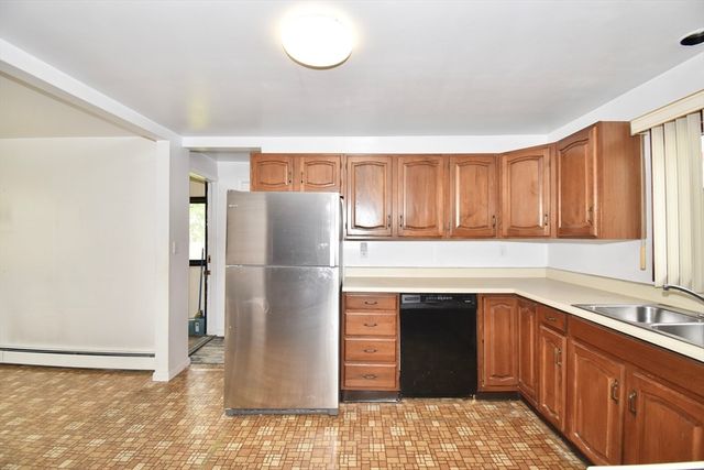 23 Bemis St, Chicopee, MA 01013