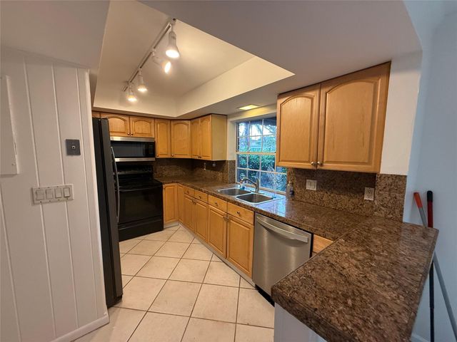 619 Kensington Pl, Wilton Manors, FL 33305