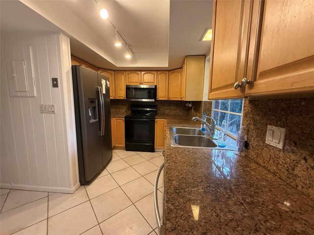 619 Kensington Pl, Wilton Manors, FL 33305