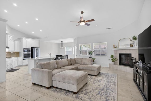 712 Parkridge Dr, Galt, CA 95632