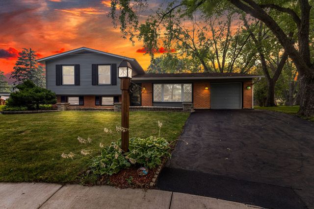 7979 Huntington Circle N, Hanover Park, IL 60133