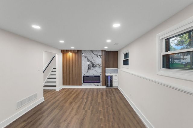 7979 Huntington Circle N, Hanover Park, IL 60133