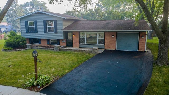 7979 Huntington Circle N, Hanover Park, IL 60133