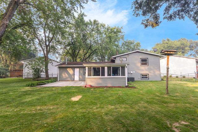 7979 Huntington Circle N, Hanover Park, IL 60133